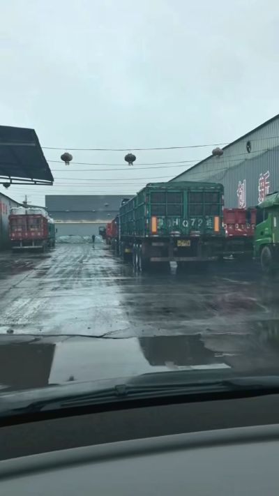 20多年有机肥厂家，下雨天也不耽误装车发货，用有机肥料选大厂家 做到了售前有服务，售后有保障。感谢每一位新老客户的支持与信任😃